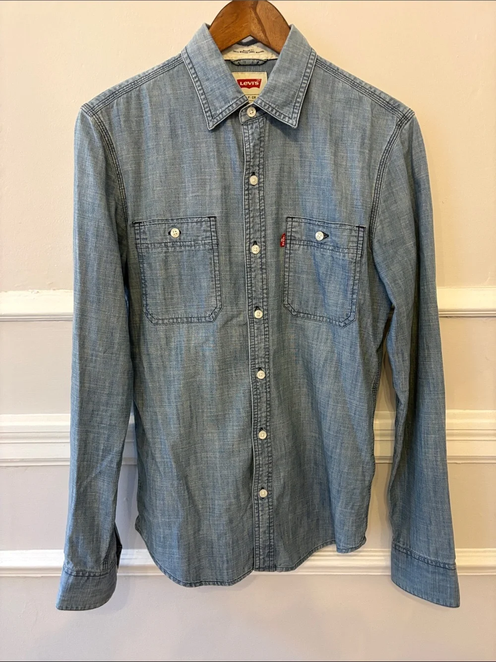 Levi's Men's Light Blue Chambray Button-Down Shirt